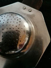 Charger l&#39;image dans la galerie, Passoir à thé Art Déco en métal argenté, poignée en bois massif. 
