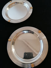 Charger l&#39;image dans la galerie, Christofle Aria paire de dessous de bouteille en métal argenté. Parfait état. 
