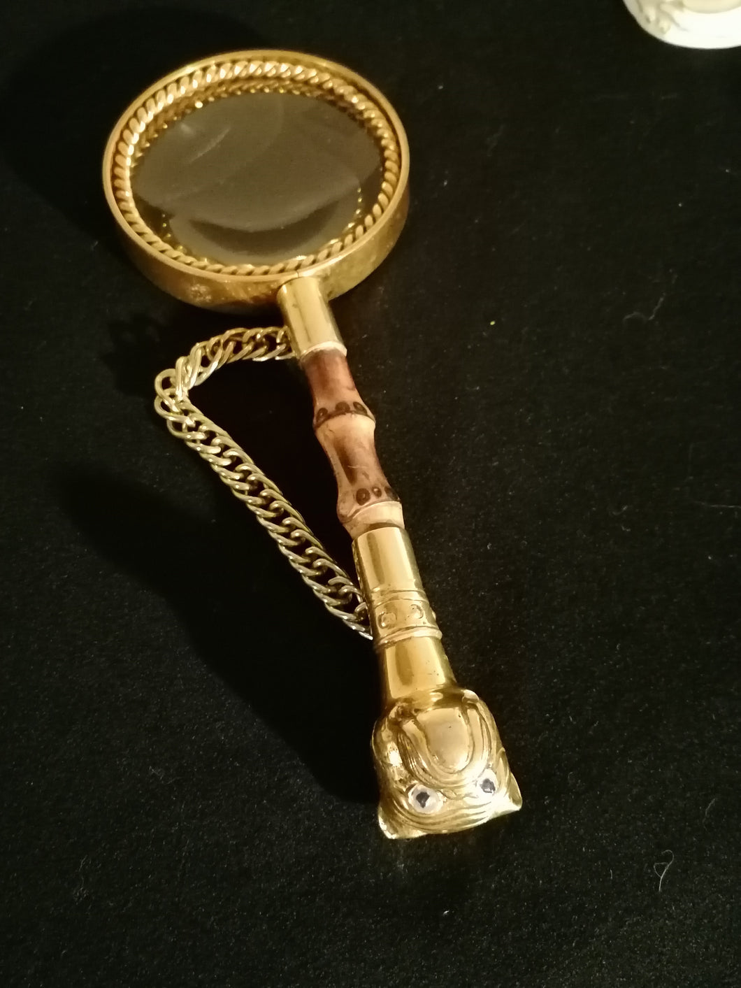 Loupe , tête de bouledogue en bronze doré et signé M.C