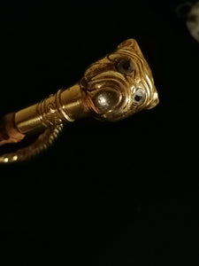 Loupe , tête de bouledogue en bronze doré et signé M.C