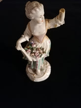 Charger l&#39;image dans la galerie, Meissen XIXème Figurine en porcelaine peinte à la main. Manque une main, et a été collé.
