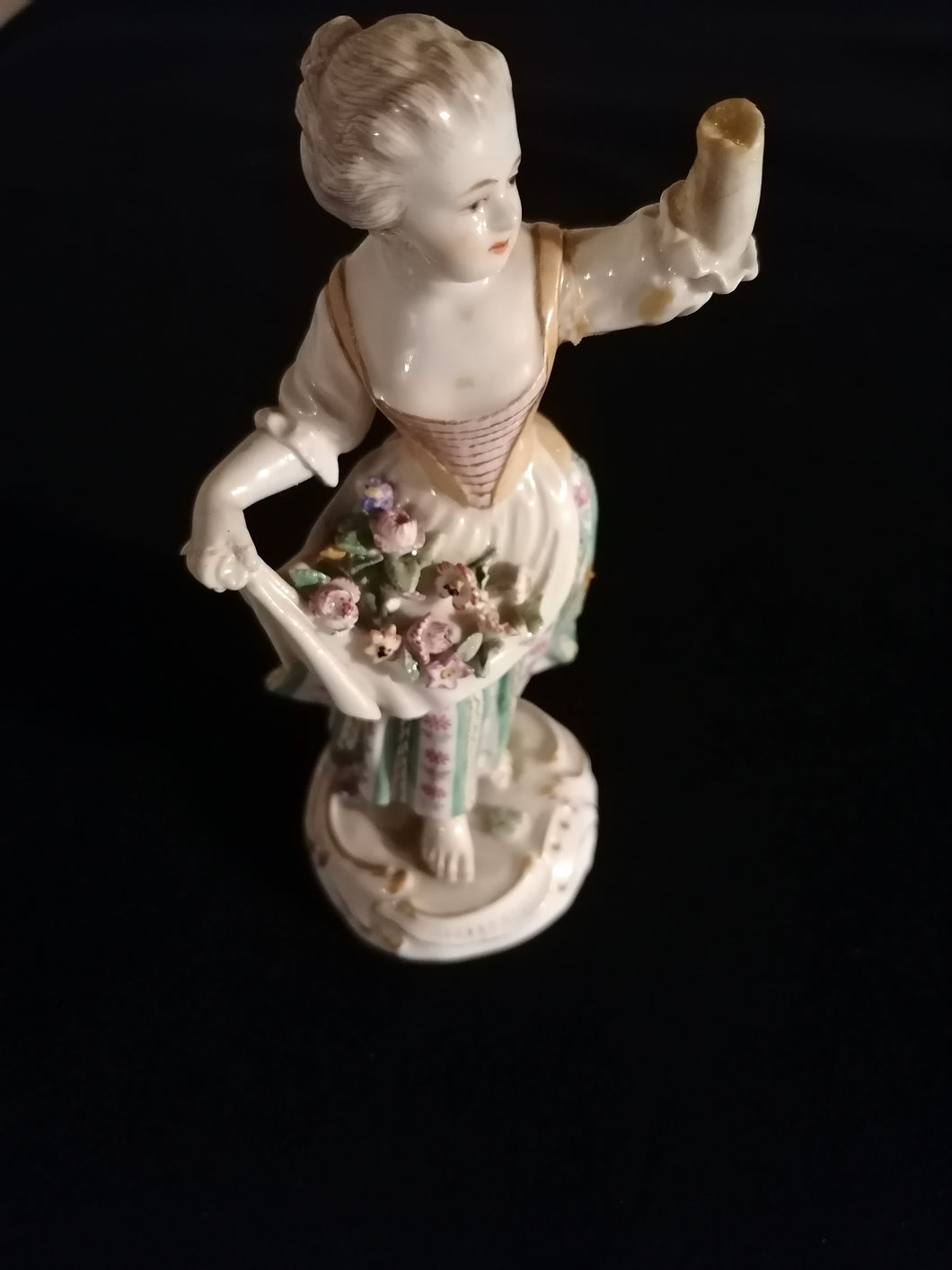 Meissen XIXème Figurine en porcelaine peinte à la main. Manque une main, et a été collé.