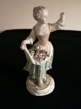 Charger l&#39;image dans la galerie, Meissen XIXème Figurine en porcelaine peinte à la main. Manque une main, et a été collé.

