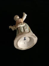 Charger l&#39;image dans la galerie, Meissen XIXème Figurine en porcelaine peinte à la main. Manque une main, et a été collé.
