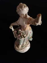 Charger l&#39;image dans la galerie, Meissen XIXème Figurine en porcelaine peinte à la main. Manque une main, et a été collé.
