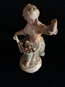 Meissen XIXème Figurine en porcelaine peinte à la main. Manque une main, et a été collé.