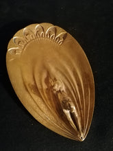 Charger l&#39;image dans la galerie, Superbe bornze d&#39;époque Art Nouveau femme style Égyptienne plongeant, avec vague en forme de plume de paon
