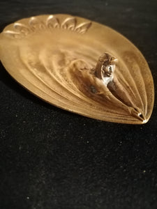 Superbe bornze d'époque Art Nouveau femme style Égyptienne plongeant, avec vague en forme de plume de paon