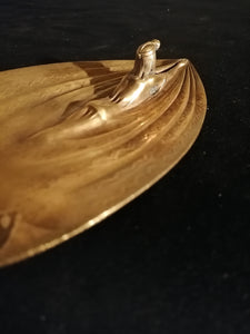 Superbe bornze d'époque Art Nouveau femme style Égyptienne plongeant, avec vague en forme de plume de paon
