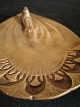 Charger l&#39;image dans la galerie, Superbe bornze d&#39;époque Art Nouveau femme style Égyptienne plongeant, avec vague en forme de plume de paon
