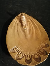 Charger l&#39;image dans la galerie, Superbe bornze d&#39;époque Art Nouveau femme style Égyptienne plongeant, avec vague en forme de plume de paon
