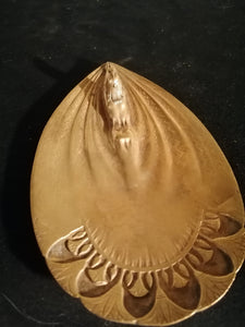 Superbe bornze d'époque Art Nouveau femme style Égyptienne plongeant, avec vague en forme de plume de paon