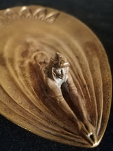 Charger l&#39;image dans la galerie, Superbe bornze d&#39;époque Art Nouveau femme style Égyptienne plongeant, avec vague en forme de plume de paon
