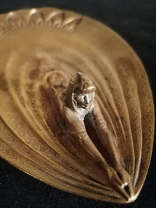 Superbe bornze d'époque Art Nouveau femme style Égyptienne plongeant, avec vague en forme de plume de paon