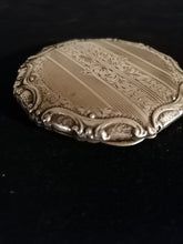 Charger l&#39;image dans la galerie, Boîte à poudrer et miroir en argent 0.800 ciselé. 

