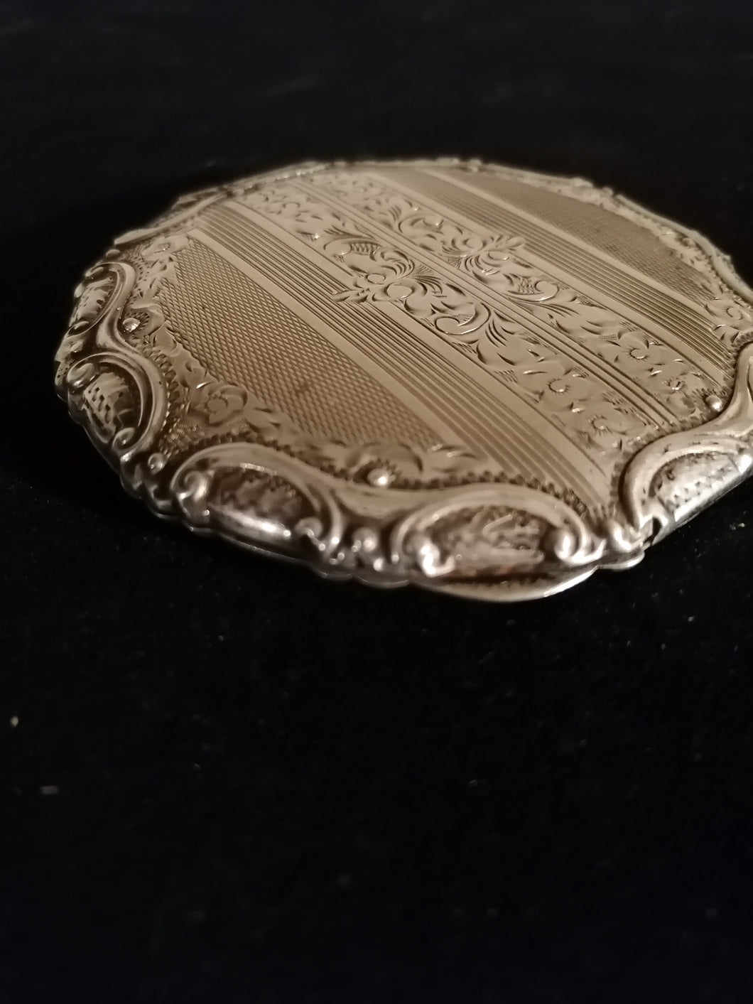 Boîte à poudrer et miroir en argent 0.800 ciselé. 