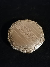Charger l&#39;image dans la galerie, Boîte à poudrer et miroir en argent 0.800 ciselé. 
