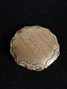 Boîte à poudrer et miroir en argent 0.800 ciselé. 