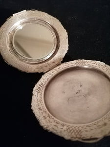 Boîte à poudrer et miroir en argent 0.800 ciselé. 