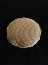 Charger l&#39;image dans la galerie, Boîte à poudrer et miroir en argent 0.800 ciselé. 
