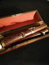 Charger l&#39;image dans la galerie, Magnifique coffret avec flûtes traversière en palissandre d&#39;époque Louis Philippe fabrication de Thibouville Hérouard
