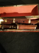 Charger l&#39;image dans la galerie, Magnifique coffret avec flûtes traversière en palissandre d&#39;époque Louis Philippe fabrication de Thibouville Hérouard
