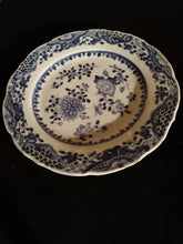 Charger l&#39;image dans la galerie, Assiette chine bleu et blanc XIXème, quelques égrènure
