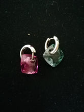 Charger l&#39;image dans la galerie, Paire de boucle d&#39;oreille Or blanc 18 carats et pierre synthétique taillé
