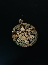 Charger l&#39;image dans la galerie, Ravissante broche argent doré bohème Tchécoslovaquie milieu XIXème avec tout ses cristaux
