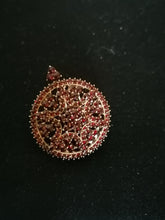 Charger l&#39;image dans la galerie, Ravissante broche argent doré bohème Tchécoslovaquie milieu XIXème avec tout ses cristaux
