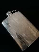 Charger l&#39;image dans la galerie, Flasque à alcool en argent massif, parfait état et étanche. 
