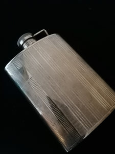 Flasque à alcool en argent massif, parfait état et étanche. 