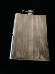Flasque à alcool en argent massif, parfait état et étanche. 