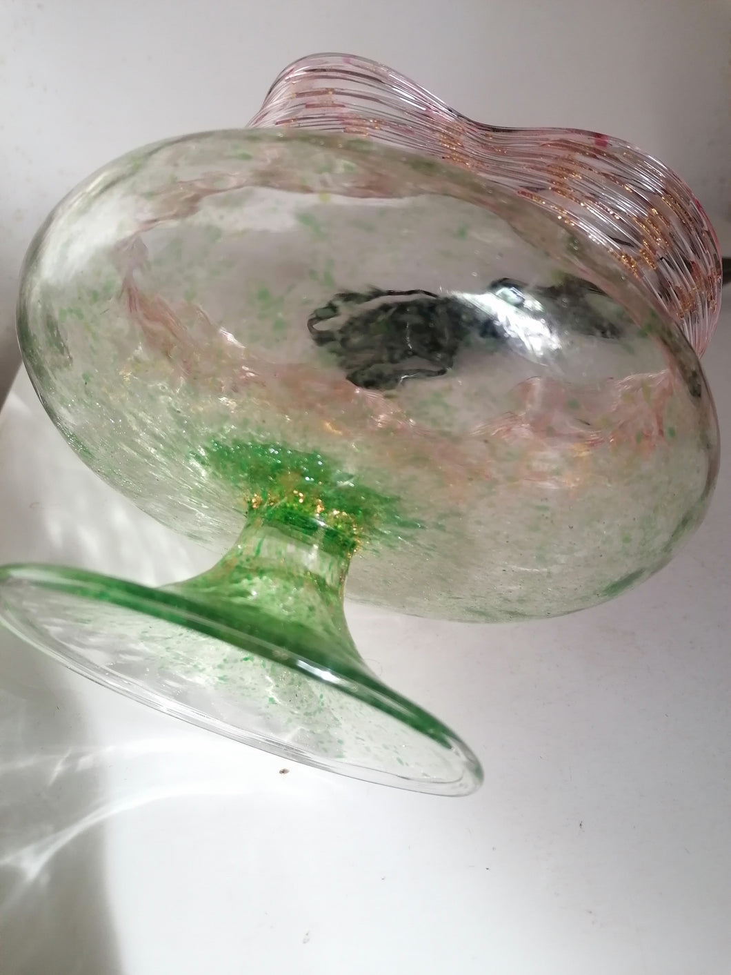 Jolie coupe sur pied en verre soufflé coloré avec paillette d'or. Travail XXème parfait état 