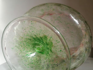 Jolie coupe sur pied en verre soufflé coloré avec paillette d'or. Travail XXème parfait état 