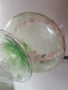 Jolie coupe sur pied en verre soufflé coloré avec paillette d'or. Travail XXème parfait état 
