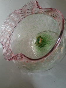 Jolie coupe sur pied en verre soufflé coloré avec paillette d'or. Travail XXème parfait état 