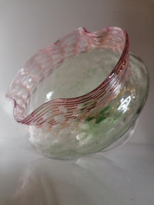 Jolie coupe sur pied en verre soufflé coloré avec paillette d'or. Travail XXème parfait état 
