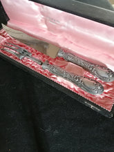 Charger l&#39;image dans la galerie, Service à découper, manche argent et lame acier de haute qualité s&#39;éguise facilement. Travail Français fin XIXe. 
