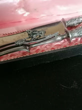 Charger l&#39;image dans la galerie, Service à découper, manche argent et lame acier de haute qualité s&#39;éguise facilement. Travail Français fin XIXe. 
