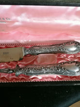 Charger l&#39;image dans la galerie, Service à découper, manche argent et lame acier de haute qualité s&#39;éguise facilement. Travail Français fin XIXe. 
