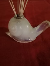 Charger l&#39;image dans la galerie, Escargot en verre opalescent, porte Pic
