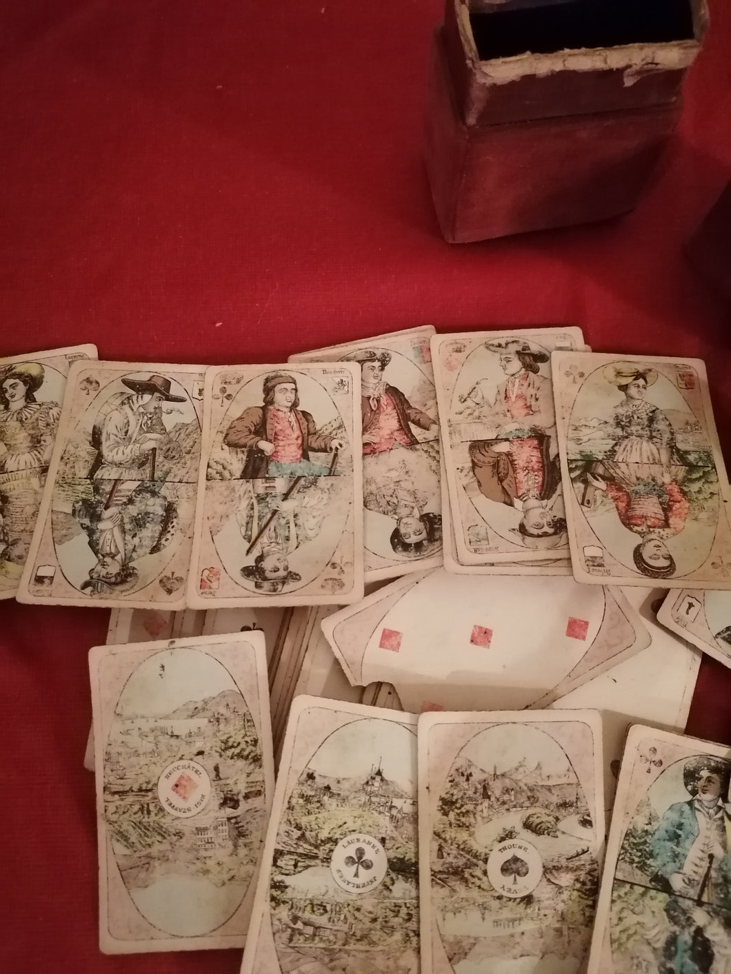 Jeux carte avec personnages et Canton Suisse, et son écrin d'origine