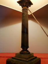 Charger l&#39;image dans la galerie, LAMPE de salon en onyx vert et bronze doré à décor d&#39;une colonne à chapiteau corinthien XIXème 
