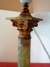 Charger l&#39;image dans la galerie, LAMPE de salon en onyx vert et bronze doré à décor d&#39;une colonne à chapiteau corinthien XIXème 
