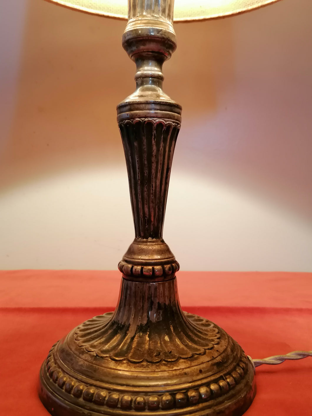 Lampe de salon style Louis XVI XIXème en bronze argenté, ancien bougeoir éléctrifé. 