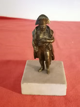Charger l&#39;image dans la galerie, Petit bronze Napoléon XXème sur socle en marbre
