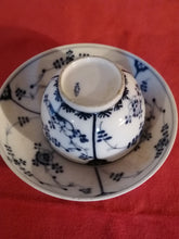 Charger l&#39;image dans la galerie, Vieux Nyon ancien, bol et sous coupe en porcelaine peinte à la main, décors bleu et blanc en parfait état. XIXème 
