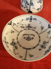 Charger l&#39;image dans la galerie, Vieux Nyon ancien, bol et sous coupe en porcelaine peinte à la main, décors bleu et blanc en parfait état. XIXème 
