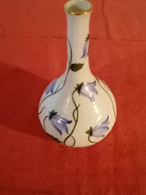 Charger l&#39;image dans la galerie, Vase de Herend en porcelaine peinte à la main. Signature le l&#39;artiste 
